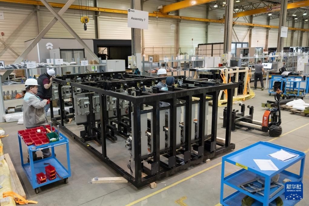 2024年1月26日，在匈牙利比奧托爾巴吉，員工在蔚來(lái)能源歐洲工廠工作。新華社發(fā)（弗爾季·奧蒂洛 攝）