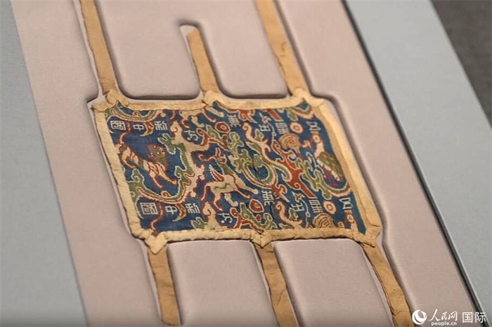 “五星出東方利中國”織錦護臂。人民網(wǎng)記者 張麗婭攝