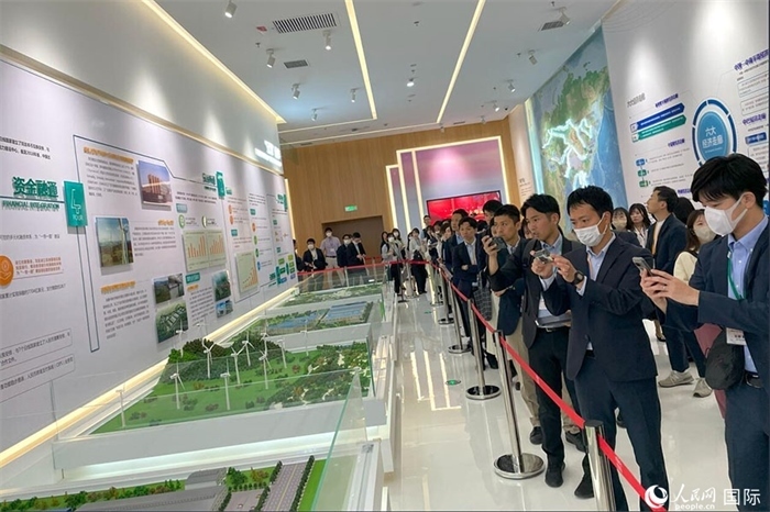 日本創(chuàng)價學(xué)會青年代表團在烏魯木齊市文化中心規(guī)劃館參觀。人民網(wǎng)記者 張麗婭攝