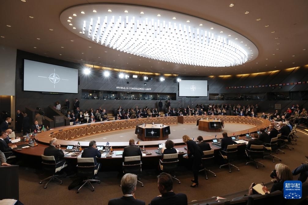 這是6月14日在比利時(shí)布魯塞爾北約總部拍攝的北約防長會現(xiàn)場。新華社記者 趙丁喆 攝