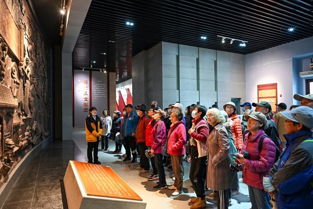 △ 2024年4月10日，北京朝陽區(qū)安慧里社區(qū)黨委組織離退休黨員參觀“明鏡昭廉”明代反貪尚廉歷史文化園。