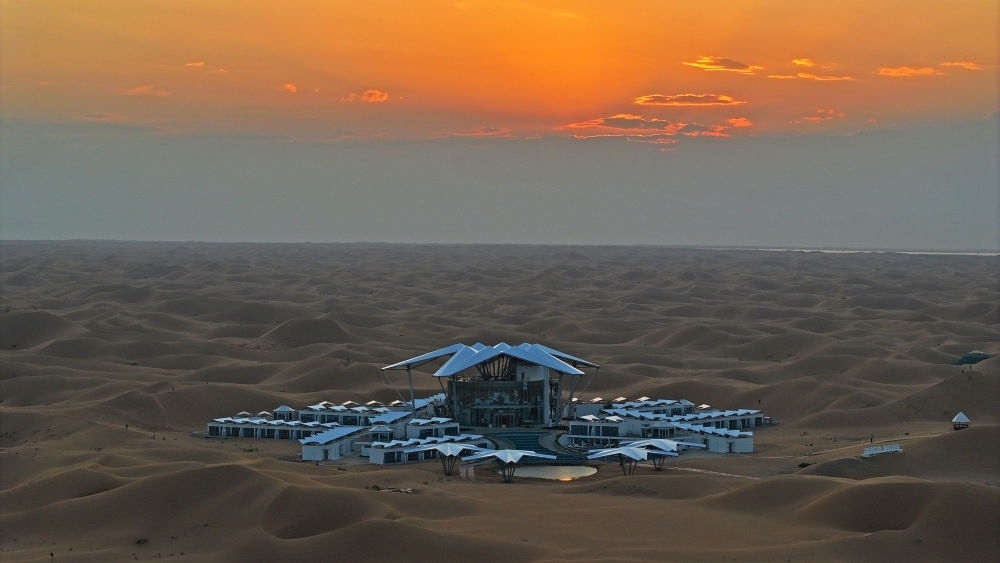 這是位于寧夏中衛(wèi)市沙坡頭景區(qū)的星星酒店（2023年9月6日攝，無(wú)人機(jī)照片）。新華社記者 王鵬 攝