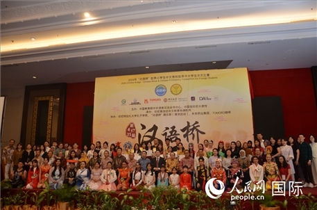 出席閉幕典禮的嘉賓、學(xué)校師生及獲獎(jiǎng)選手等合影留念。人民網(wǎng)記者李培松攝