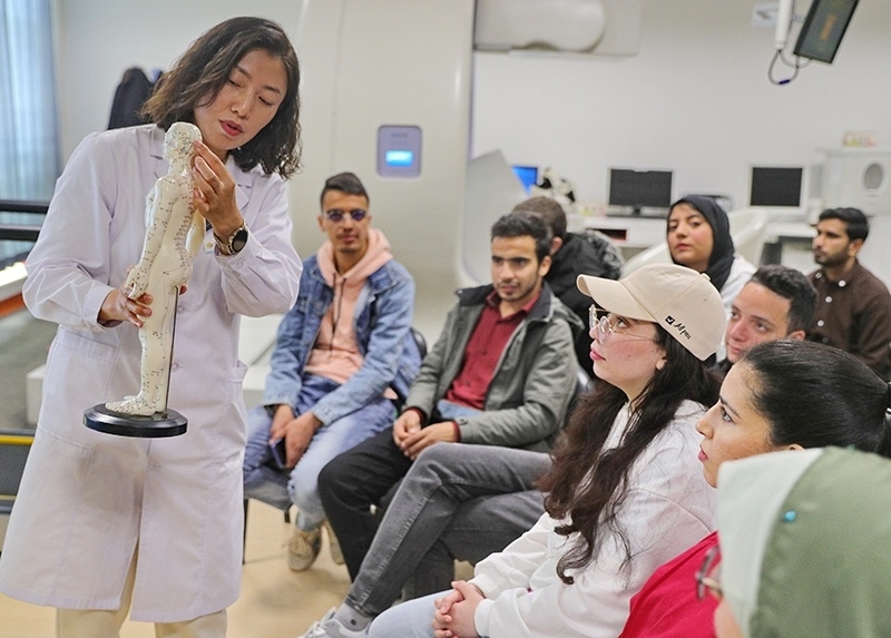 2023年4月19日，河北省秦皇島市中醫(yī)醫(yī)院醫(yī)務(wù)工作者為燕山大學(xué)外國(guó)留學(xué)生講解中醫(yī)經(jīng)絡(luò)知識(shí)。