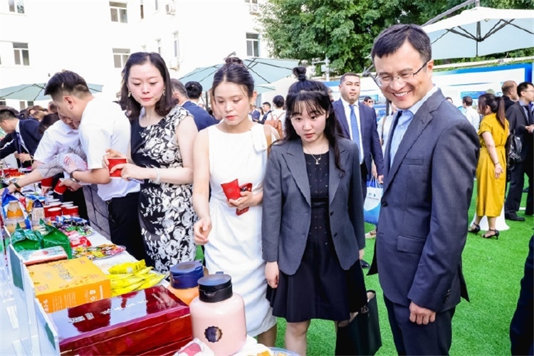 與會嘉賓參觀品鑒上合組織農(nóng)業(yè)基地特產(chǎn)。主辦方供圖