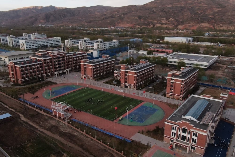 這是果洛西寧民族中學(xué)（2021年4月28日攝，無(wú)人機(jī)照片）。