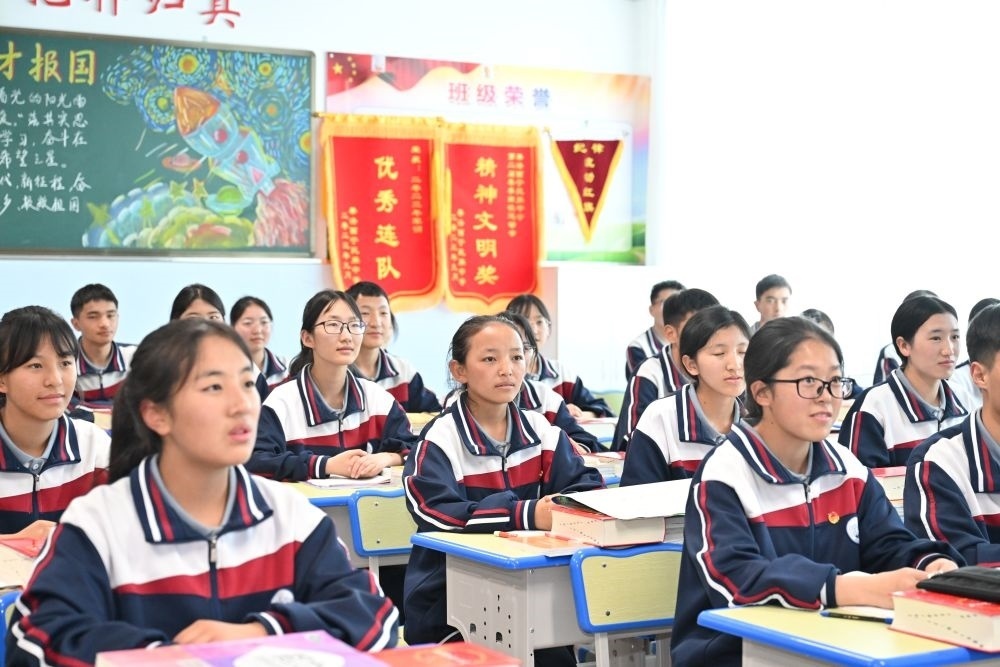 2024年6月18日，果洛西寧民族中學(xué)學(xué)生在上課。