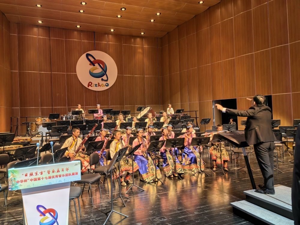 5月4日，來(lái)自果洛西寧民族中學(xué)的果洛州青少年管樂(lè)團(tuán)在山東省日照市演出。