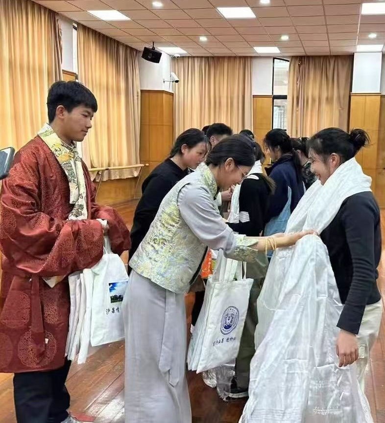 2024年1月18日，在上海市大同中學(xué)，果洛西寧民族中學(xué)學(xué)生給上海大同中學(xué)師生獻(xiàn)哈達(dá)。新華社發(fā)（果洛州教育局供圖）