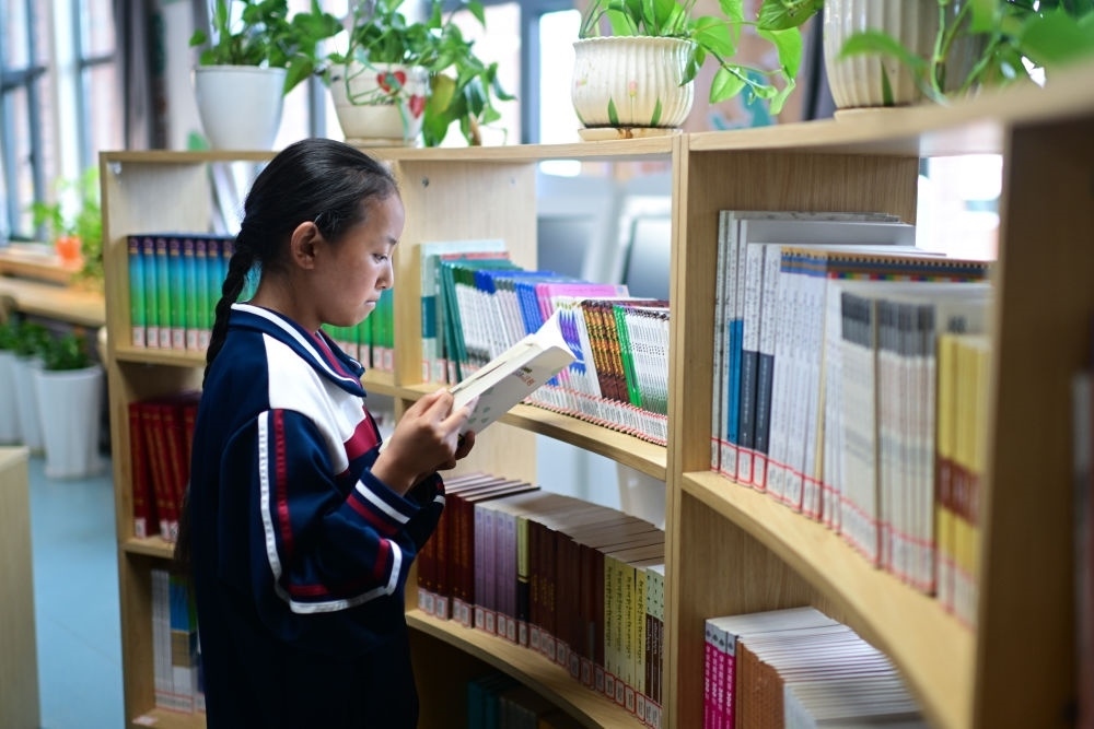6月18日，果洛西寧民族中學(xué)學(xué)生尼東拉毛在圖書(shū)室看書(shū)。