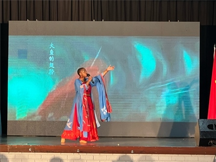 一等獎獲得者彩翼進行才藝表。（圖片來源：孔子課堂）