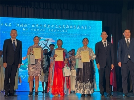 李旭東教育參贊（左一）與赴華參賽選手等合影留念。（圖片來源：孔子課堂）