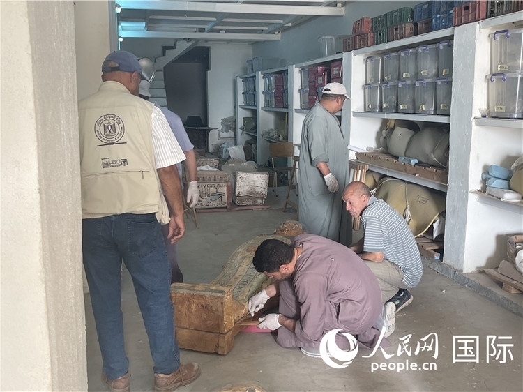圖為中埃薩卡拉新出土文物數(shù)字化調(diào)查與研究項目團隊在工作現(xiàn)場。薛江攝