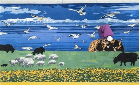 在青海省西寧市圣源地毯集團有限公司生產車間，操作工檢查毯面、拔花刺（2023年2月4日攝）。新華社記者 才揚 攝