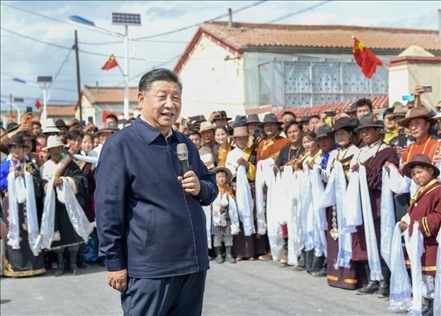 2021年6月7日至9日，習近平總書記在青?？疾臁＿@是8日下午，習近平在海北藏族自治州剛察縣沙柳河鎮(zhèn)果洛藏貢麻村考察時，同村民們親切交流。新華社記者 謝環(huán)馳 攝