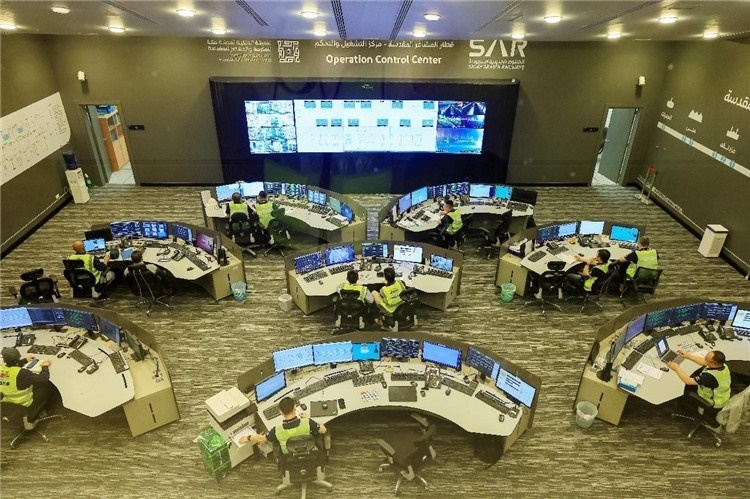 圖為運營指揮中心一景。中國鐵建供圖