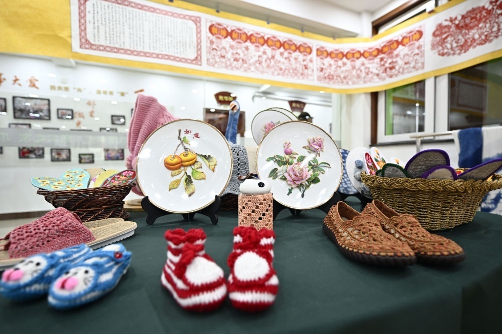 長(zhǎng)城花園社區(qū)居民制作的手工藝品（6月19日攝）。