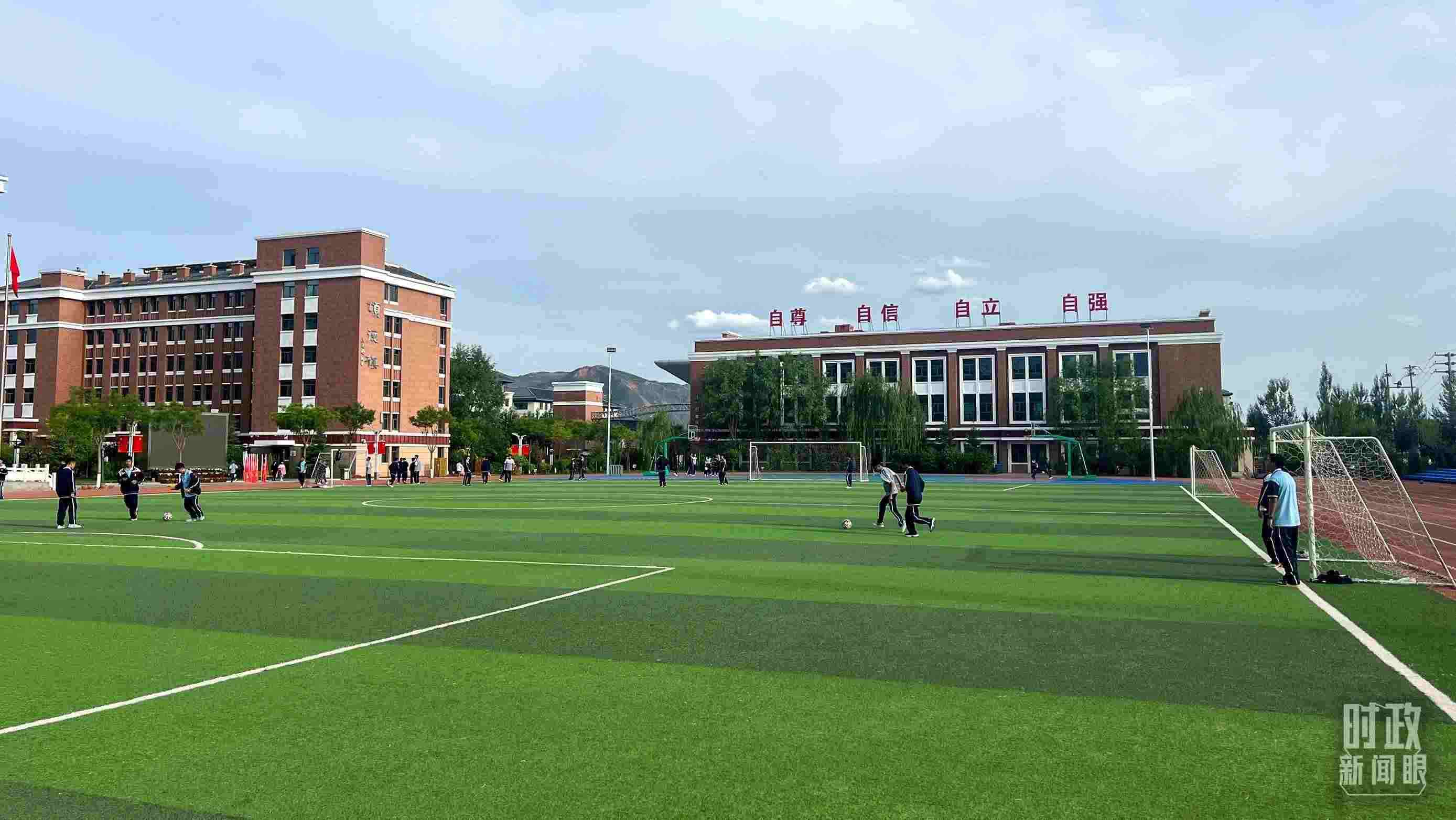 △果洛西寧民族中學(xué)。（總臺央視記者楊波、楊新禹拍攝）