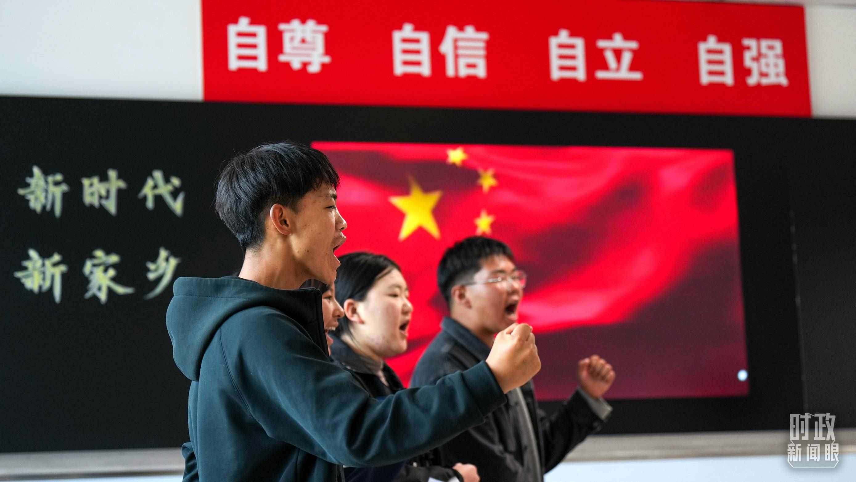 △果洛西寧民族中學(xué)高一（1）班的“新時代、新家鄉(xiāng)”主題思政課。（總臺央視記者許永松、國廣記者李晉拍攝）