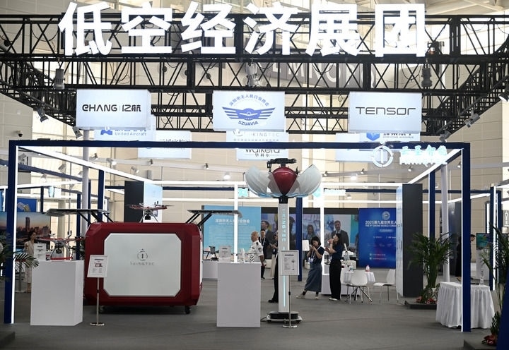 6月20日，參觀者在博覽會(huì)低空經(jīng)濟(jì)展團(tuán)參觀。新華社記者 趙子碩 攝