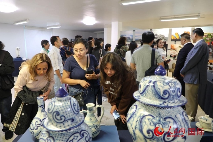 在展覽現(xiàn)場，觀眾們駐足欣賞德化瓷和墨西哥彩瓷。人民網(wǎng) 埃內(nèi)斯托·多明戈斯攝