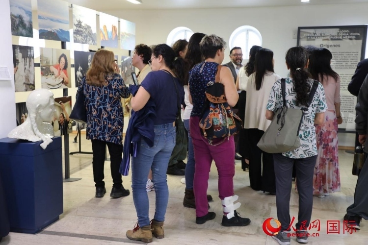 在展覽現(xiàn)場，觀眾們駐足欣賞德化白瓷和墨西哥彩瓷。人民網(wǎng) 埃內(nèi)斯托·多明戈斯攝