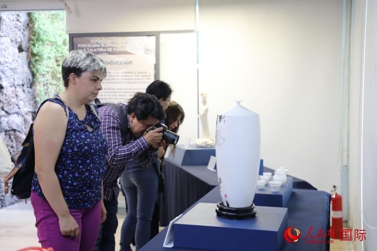 在展覽現(xiàn)場，觀眾們駐足欣賞德化白瓷和墨西哥彩瓷。人民網(wǎng) 埃內(nèi)斯托·多明戈斯攝