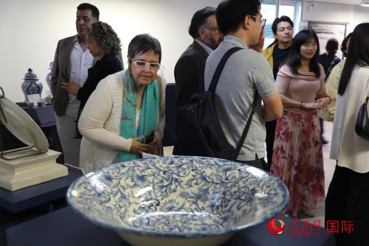 在展覽現(xiàn)場，觀眾們駐足欣賞德化白瓷和墨西哥彩瓷。人民網(wǎng) 埃內(nèi)斯托·多明戈斯攝
