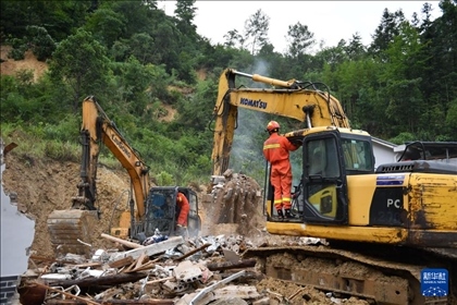 6月23日，救援人員在魚市鎮(zhèn)斗溪村龍?zhí)两M山體滑坡現(xiàn)場開展救援工作。新華社記者 陳振海 攝