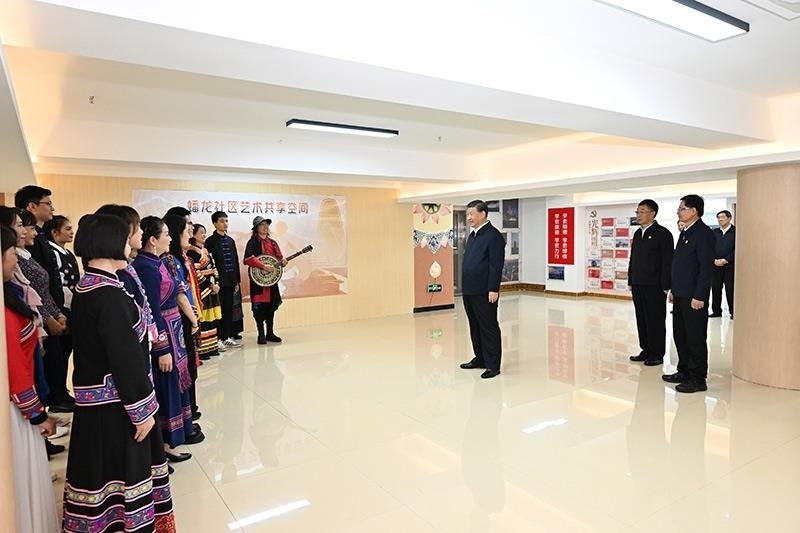 2023年12月14日，習近平總書記在廣西南寧市良慶區(qū)蟠龍社區(qū)黨群服務中心文體活動室同社區(qū)居民親切交流。