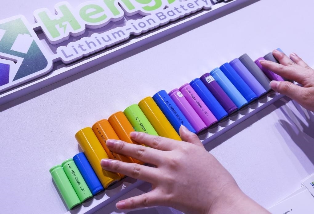 參展商在第135屆廣交會(huì)新能源展區(qū)布置鋰電池展品（2024年4月15日攝）。新華社記者 劉大偉 攝