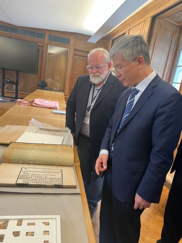 山東大學(xué)校長李術(shù)才率團(tuán)訪問法國國家圖書館。山東大學(xué)供圖