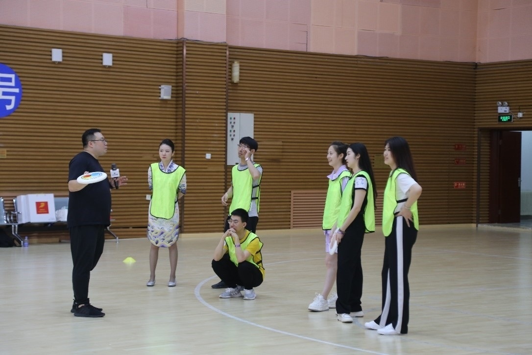 在“友趣體驗營”上，年輕用戶正在學(xué)習(xí)飛盤運動技巧。 受訪者供圖