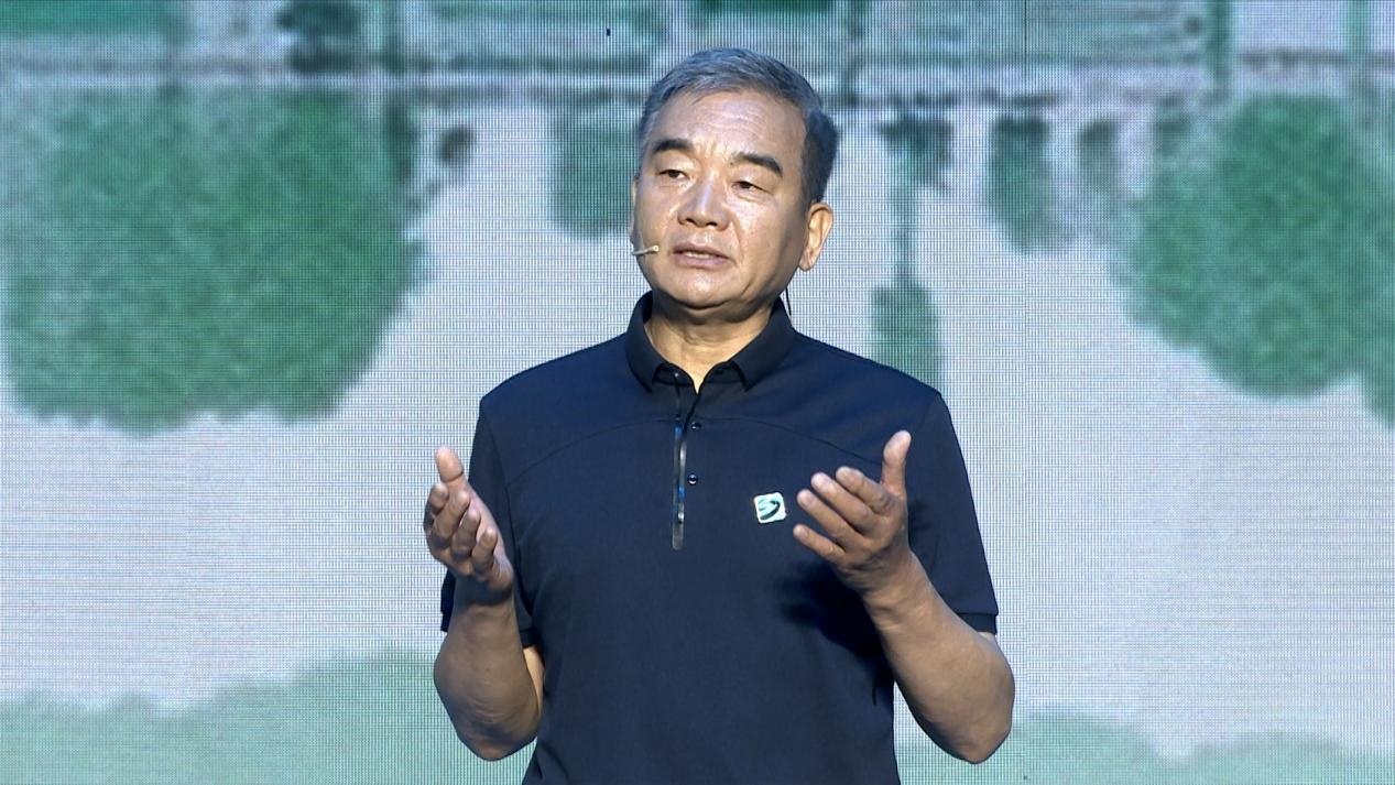 中國博物館協(xié)會理事長劉曙光現(xiàn)場講述。