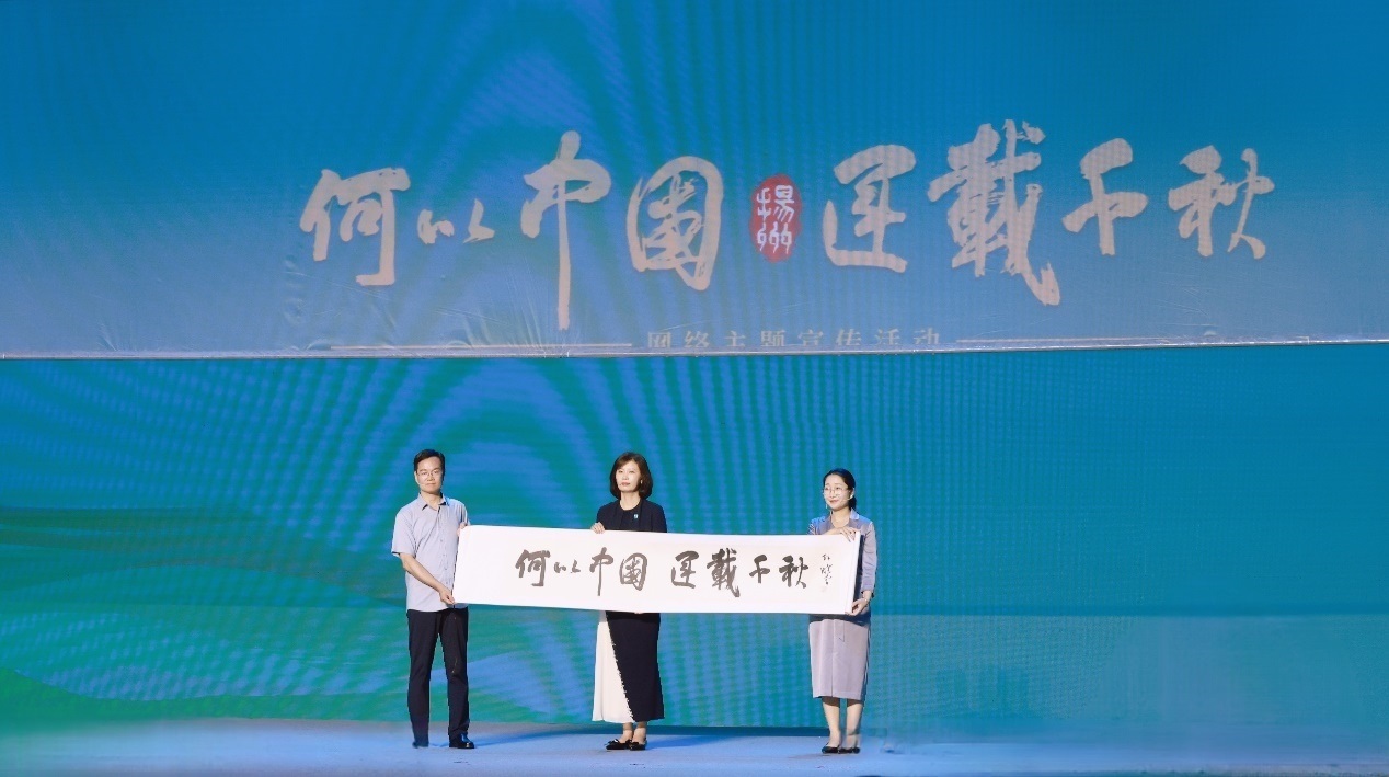 隋唐大運河文化博物館館長曹岳森（左）、揚(yáng)州中國大運河博物館館長鄭晶（中）、浙東運河博物館負(fù)責(zé)人張慧（右）共同展卷。