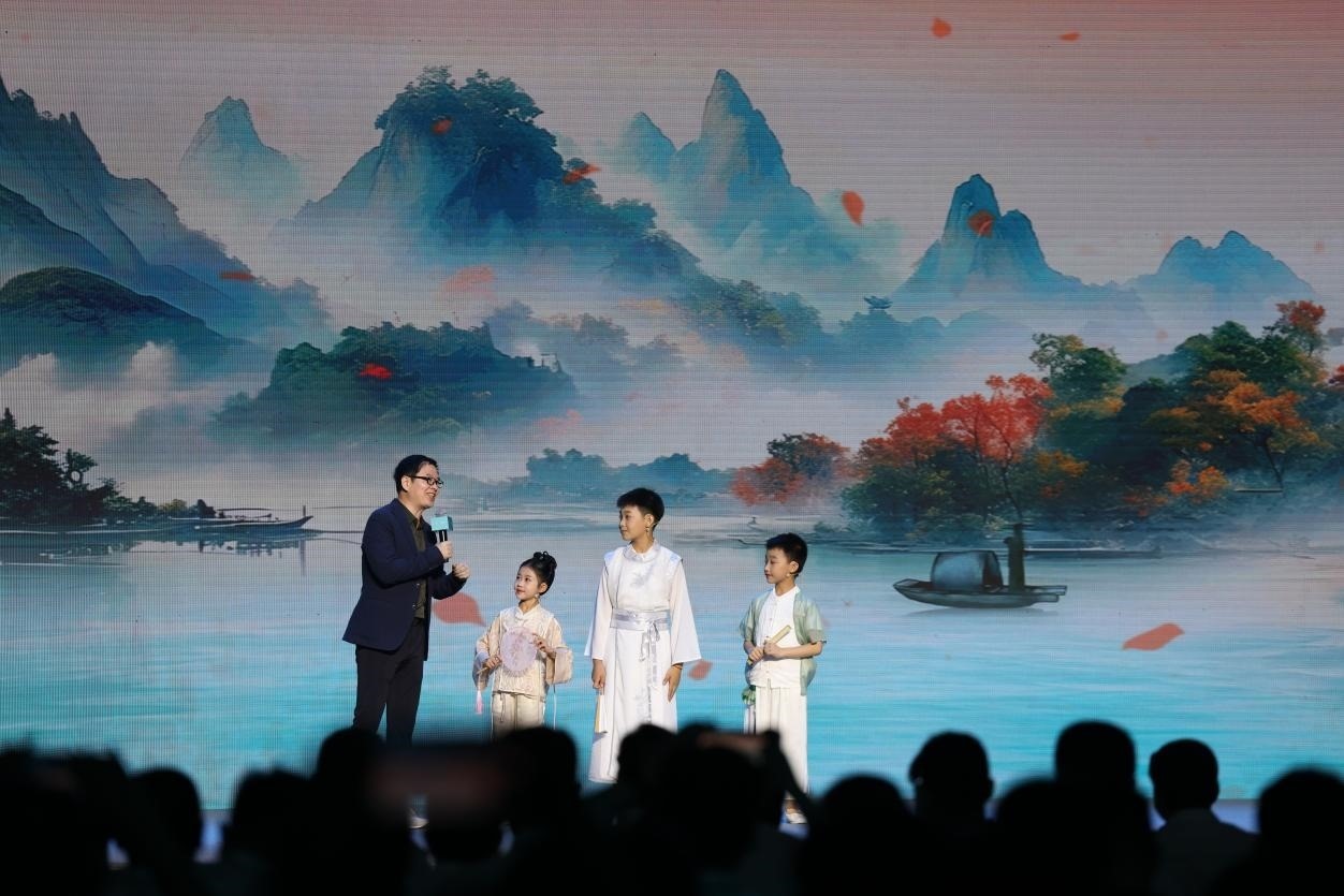 南京師范大學(xué)教授酈波（左一）與2024中國詩詞大會選手張可兒（左二）、姜敬曦（右二），揚(yáng)州市邗江區(qū)實驗學(xué)校蔣王小學(xué)學(xué)生陸俊屹（右一）趣談大運河詩詞文化。