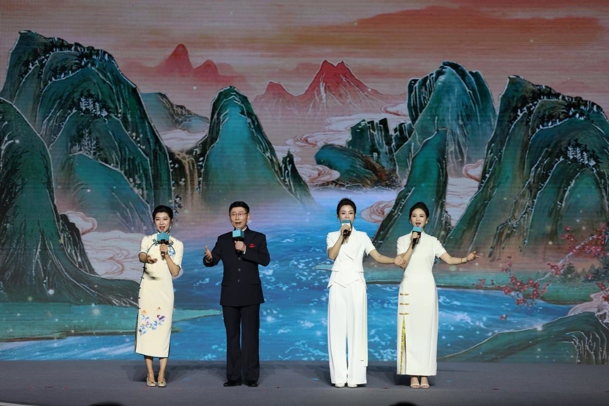 國家一級演員、京劇表演藝術(shù)家王平（左二），國家一級演員、南京藝術(shù)學(xué)院教授單雯（左一），浙江小百花越劇團(tuán)青年演員陳麗君（右二）、何青青（右一）同臺唱響千年運河情。
