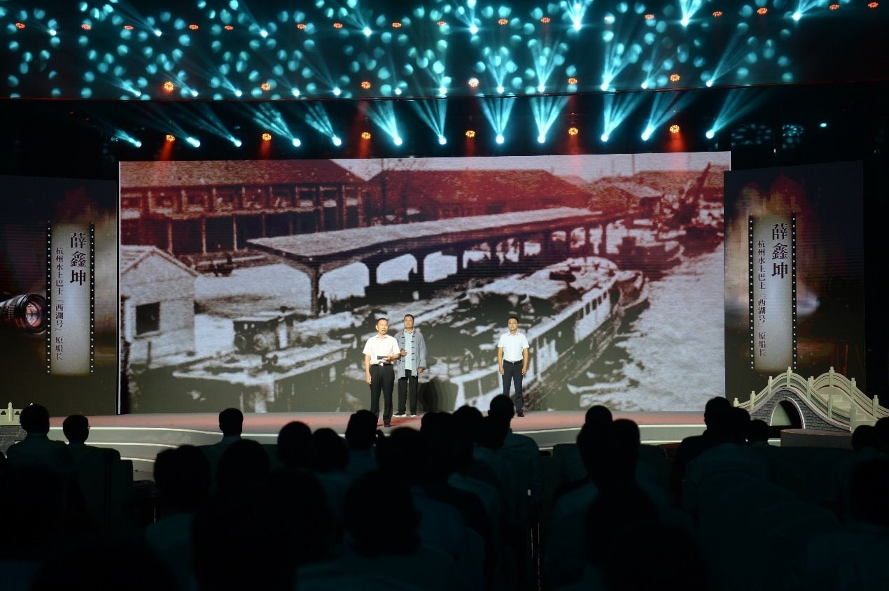 杭州水上巴士“西湖”號原船長薛鑫坤（左）、窯灣古鎮(zhèn)漁民藝術(shù)團(tuán)團(tuán)長沈召明（中）、港航潤楊6060貨船主楊杰偉（右）現(xiàn)場講述。