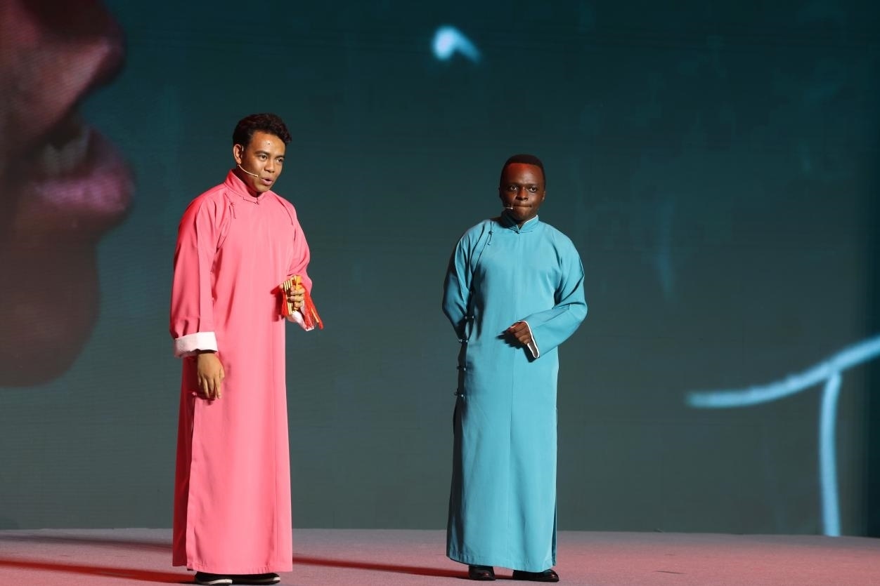 來自馬達(dá)加斯加的北京外國語大學(xué)教師唐磊（左）和來自肯尼亞的天津師范大學(xué)博士生孔愛凱（右）說唱大運河。