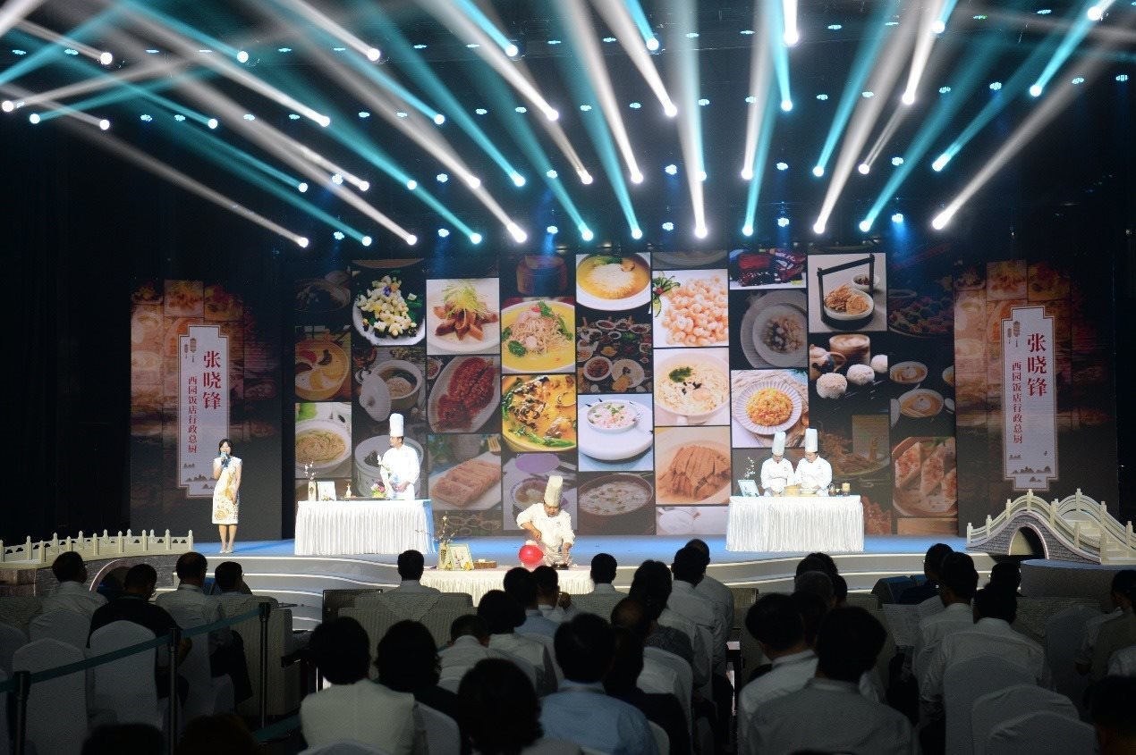 花園國際大酒店廚師長朱燾、西園飯店行政總廚張曉鋒、冶春面點總廚倪秋香、冶春面點制作技藝第五代傳人陳詩雅展示淮揚(yáng)菜絕技。