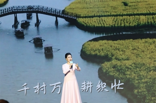 歌唱家、中國音樂學(xué)院教授雷佳現(xiàn)場演唱。