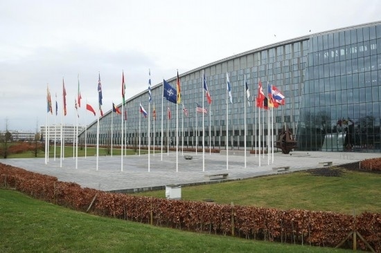  這是2月15日在比利時布魯塞爾拍攝的北約總部一角。為期一天的北約成員國國防部長會議15日在比利時首都布魯塞爾結(jié)束。會議就加強北約的威懾和防御以及對烏克蘭的支持等問題展開討論。新華社記者趙丁喆攝