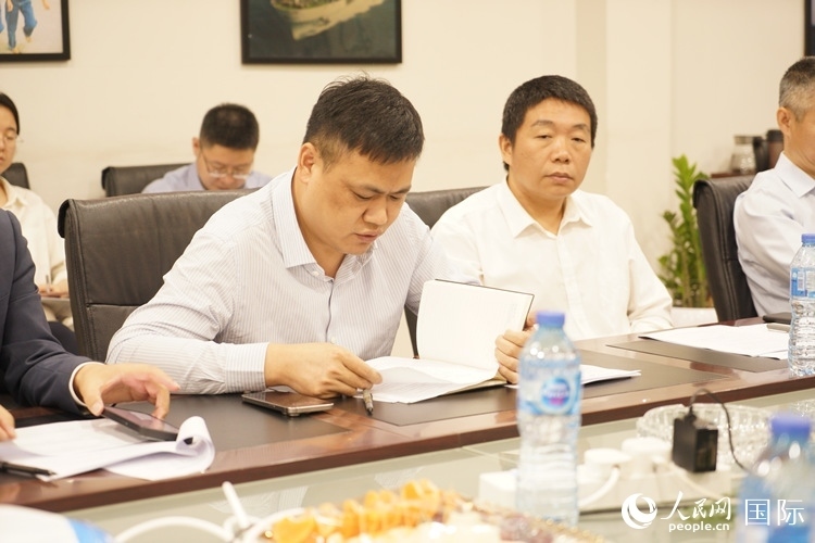 新當選尼日利亞中國礦業(yè)聯(lián)合會會長中國和聯(lián)公司董事長李輝發(fā)言。人民網(wǎng)記者 姜宣攝