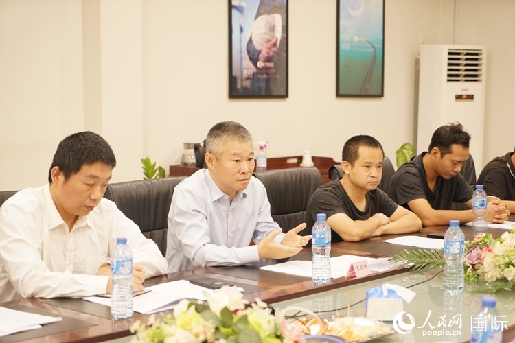 駐尼日利亞使館經(jīng)商處公參王穎琦（左二）講話。人民網(wǎng)記者 姜宣攝