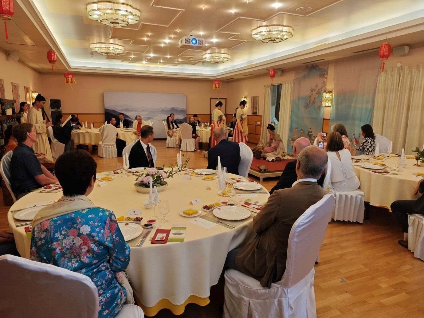 來(lái)賓們觀賞茶藝表演和品嘗中華美食。中國(guó)駐瑞典大使館供圖