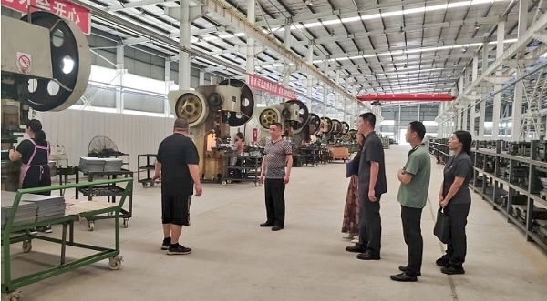 大渡口區(qū)法院法官回訪已盤(pán)活的被執(zhí)行企業(yè)。