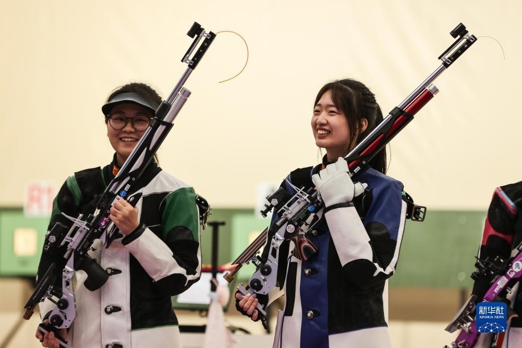 2023年9月24日，在杭州亞運(yùn)會(huì)射擊項(xiàng)目女子10米氣步槍個(gè)人決賽中，中國(guó)選手黃雨婷以252.7環(huán)的成績(jī)獲得冠軍，韓佳予獲得亞軍，印度選手拉米塔獲得季軍。圖為黃雨婷（右）、韓佳予在比賽后。新華社記者 單宇琦 攝