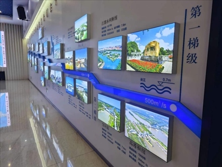 長(zhǎng)江水跨越13級(jí)“階梯”一路北上。人民網(wǎng)記者 黃鈺攝