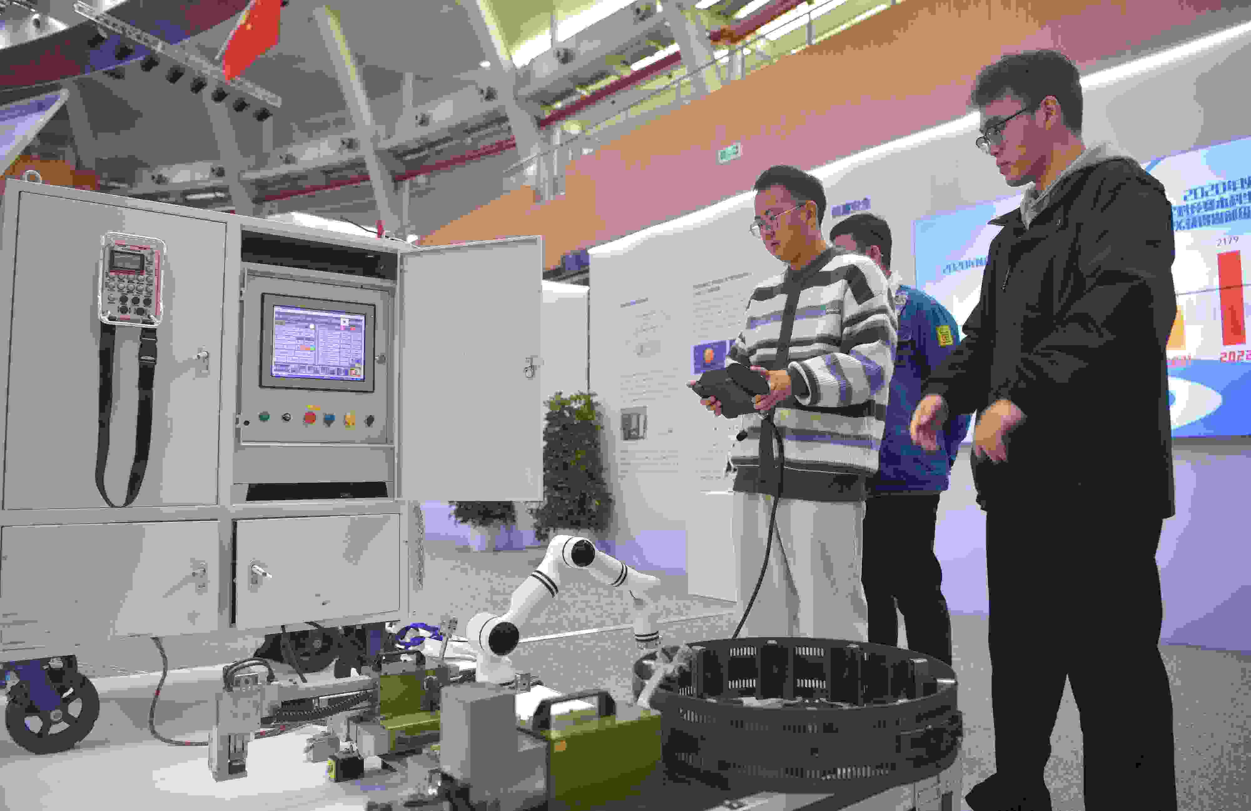 2023年，京南地區(qū)高校科技成果推介會在北京建筑大學大興校區(qū)舉行。圖為高校師生在展示管道全位置焊接機器人系統(tǒng)成果。