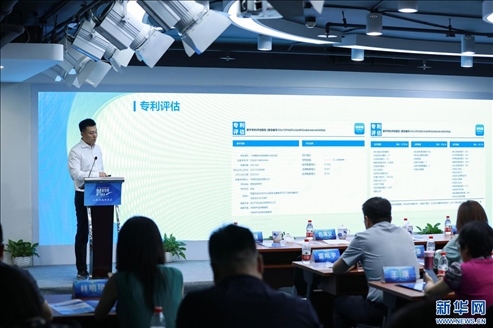 現(xiàn)場“學術(shù)中國-知識產(chǎn)權(quán)服務(wù)平臺”首席架構(gòu)師歐崢介紹平臺服務(wù)功能